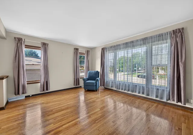 Photo 4 of Single family home for sale at 229 S Grace St, Lombard, IL 60148 | MLS# 12718119 | Listing updated on 2026-09-03