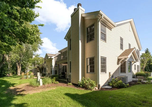 2nd image of 532 Bradbury Ln, Geneva, IL 60134