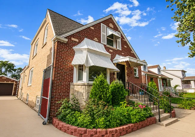 Photo 2 of Single family home for sale at 6952 W Summerdale Ave, Chicago, IL 60656 | MLS# 12718299 | Listing updated on 2026-08-31