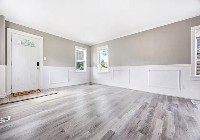 3rd image of 327 Ann St, Elgin, IL 60120 | MLS# 12718306