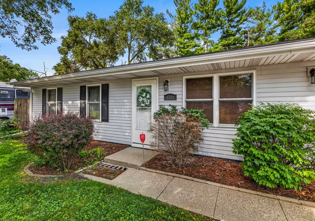 Photo 3 of Single family home for sale at 1301 Westfield Dr, Champaign, IL 61821 | MLS# 12718312 | Listing updated on 2026-09-21