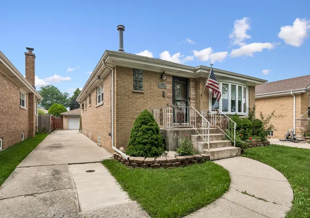 Photo 2 of Single family home for sale at 4916 N Rutherford Ave, Chicago, IL 60656 | MLS# 12718398 | Listing updated on 2026-09-11