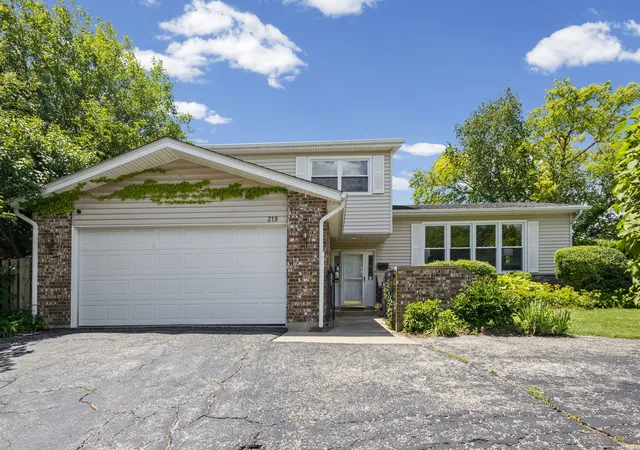 Photo 1 of Single family home for sale at 219 W Appletree Ln, Arlington Heights, IL 60004 | MLS# 12718471 | Listing updated on 2026-10-05