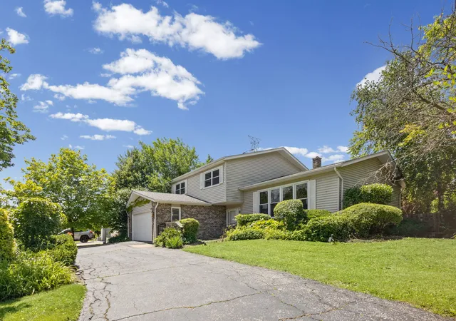 Photo 2 of Single family home for sale at 219 W Appletree Ln, Arlington Heights, IL 60004 | MLS# 12718471 | Listing updated on 2026-10-05
