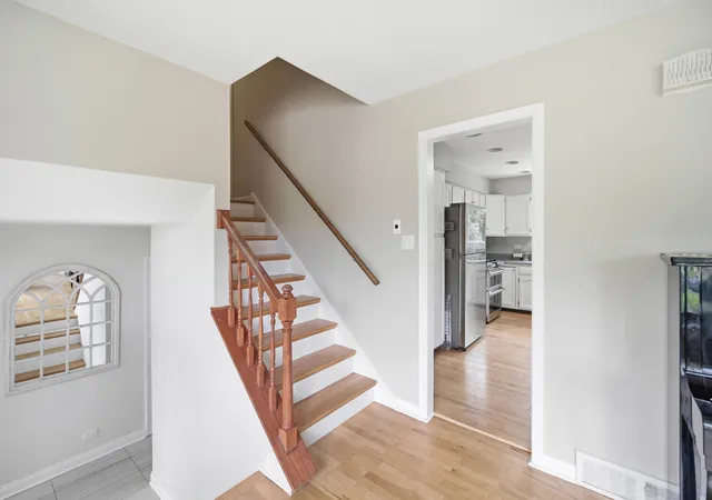 Photo 3 of Single family home for sale at 219 W Appletree Ln, Arlington Heights, IL 60004 | MLS# 12718471 | Listing updated on 2026-10-05