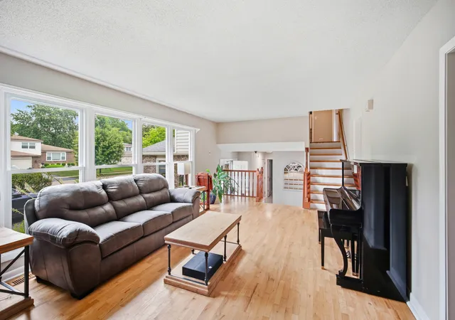 Photo 3 of Single family home for sale at 219 W Appletree Ln, Arlington Heights, IL 60004 | MLS# 12718471 | Listing updated on 2026-10-05