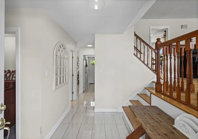 Photo 4 of Single family home for sale at 219 W Appletree Ln, Arlington Heights, IL 60004 | MLS# 12718471 | Listing updated on 2026-10-05