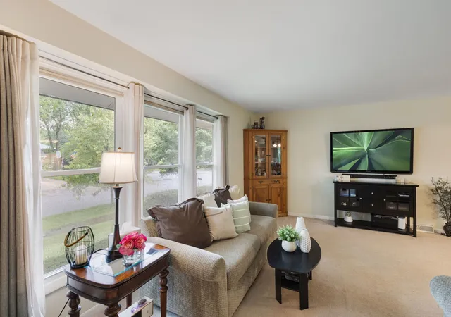 Photo 4 of Sale Pending at 716 Dorchester Dr, Bolingbrook, IL 60440 | MLS# 12718583 | Listing updated on 2026-10-08