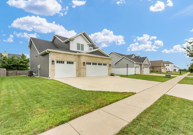 Photo 3 of Single family home for sale at 2009 Max Run Dr, Champaign, IL 61822 | MLS# 12718862 | Listing updated on 2026-08-27