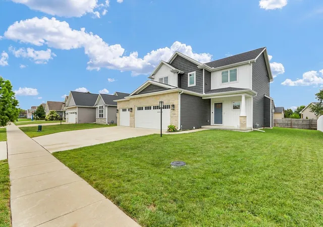 Photo 3 of Single family home for sale at 2009 Max Run Dr, Champaign, IL 61822 | MLS# 12718862 | Listing updated on 2026-08-27