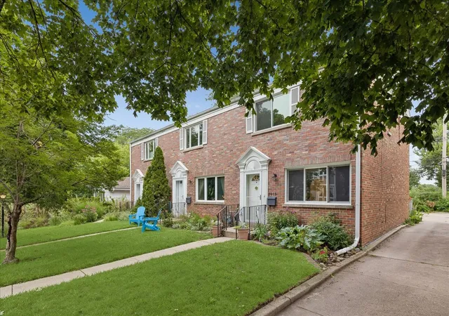 Photo 2 of Townhouse for sale at 3405 Park Pl, Evanston, IL 60201 | MLS# 12718908 | Listing updated on 2026-09-01