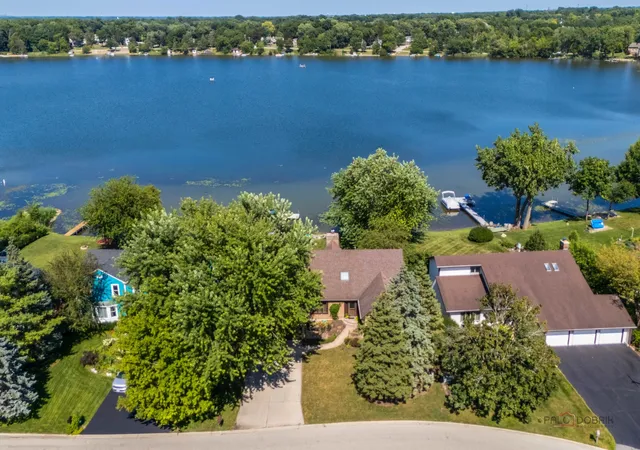 Photo 3 of Single family home for sale at 317 Mainsail Dr, Third Lake, IL 60030 | MLS# 12718950 | Listing updated on 2026-09-01