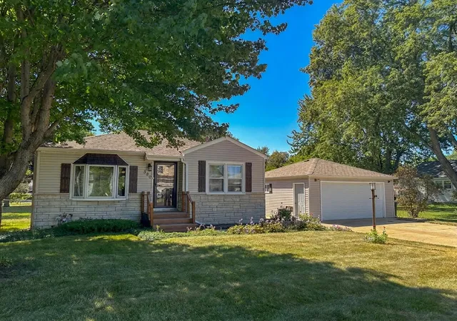 image of 380 Charlotte Ave, Crystal Lake, IL 60014 | MLS# 12719006