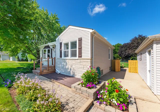 image of 380 Charlotte Ave, Crystal Lake, IL 60014 | MLS# 12719006