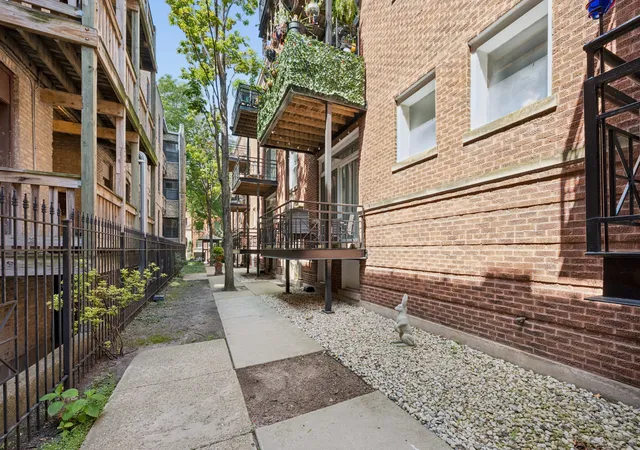 Photo 2 of Sale Pending at 715 W Barry Ave #5B, Chicago, IL 60657 | MLS# 12719226 | Listing updated on 2026-10-07