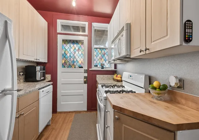 Photo 3 of Sale Pending at 715 W Barry Ave #5B, Chicago, IL 60657 | MLS# 12719226 | Listing updated on 2026-10-07