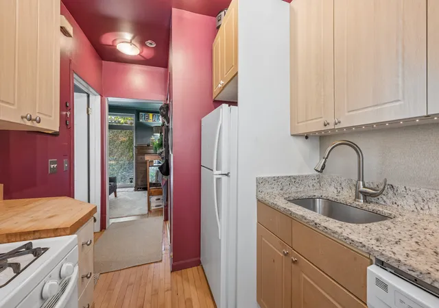 Photo 4 of Sale Pending at 715 W Barry Ave #5B, Chicago, IL 60657 | MLS# 12719226 | Listing updated on 2026-10-07