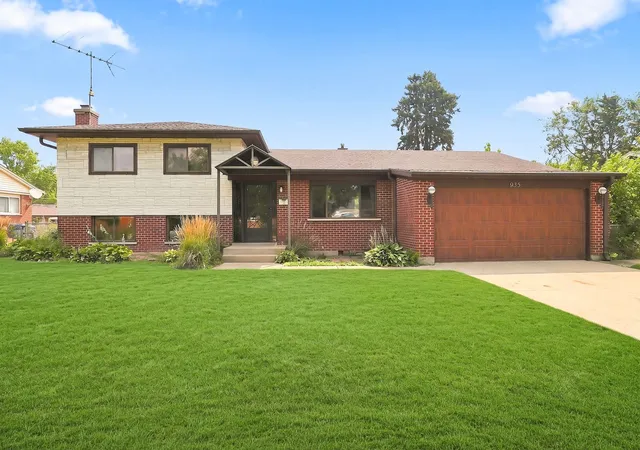 1st image of 935 Anderson Ter, Des Plaines, IL 60016 | MLS# 12719392