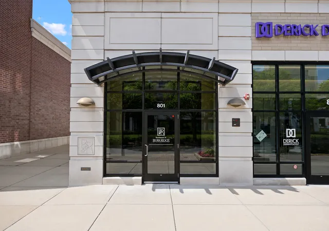 Listing Photo 3 - Condo for sale in building located at 801 Vlg Ctr Dr, Burr Ridge, IL 60527 - Unit #302