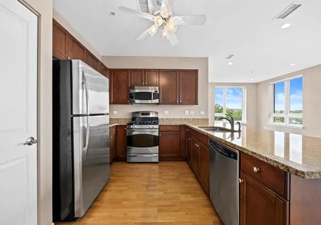 Listing Photo 5 - Condo for sale in building located at 801 Vlg Ctr Dr, Burr Ridge, IL 60527 - Unit #302