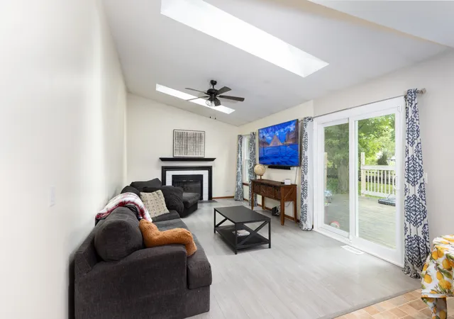 2nd image of 8 Raintree Ct, Cary, IL 60013 | MLS# 12719649