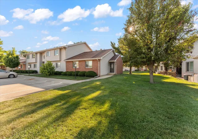 2nd image of 914 Kara Dr, Champaign, IL 61822