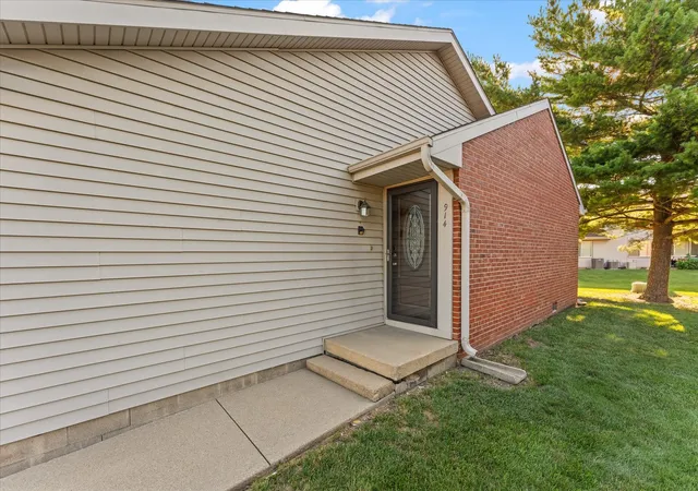 3rd image of 914 Kara Dr, Champaign, IL 61822