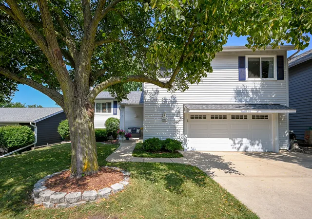 Photo 1 of Single family home for sale at 6930 Blue Flag Ave, Woodridge, IL 60517 | MLS# 12719700 | Listing updated on 2026-08-27