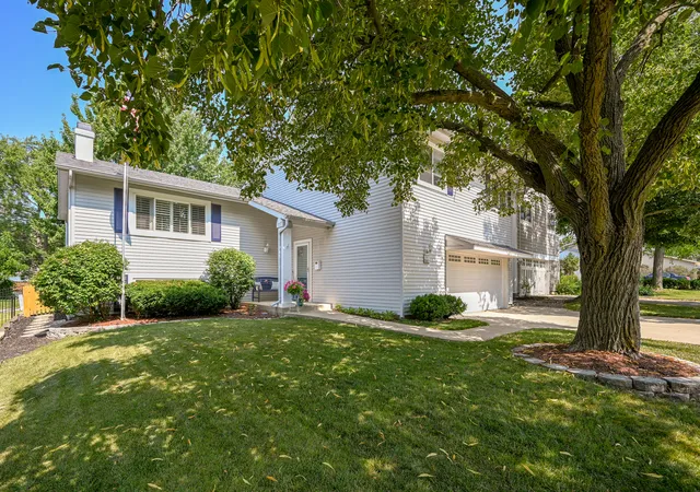 Photo 2 of Single family home for sale at 6930 Blue Flag Ave, Woodridge, IL 60517 | MLS# 12719700 | Listing updated on 2026-08-27