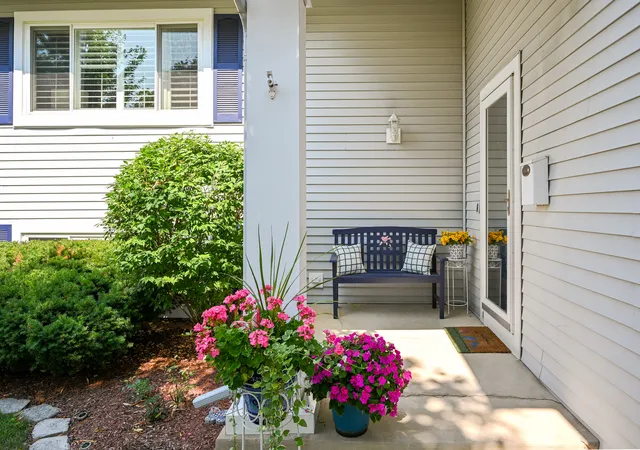 Photo 3 of Single family home for sale at 6930 Blue Flag Ave, Woodridge, IL 60517 | MLS# 12719700 | Listing updated on 2026-08-27