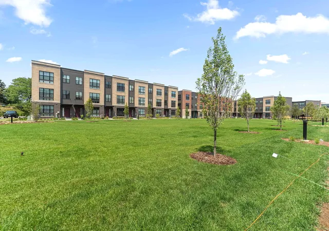Photo 2 of Townhouse for sale at 323 Summit Cir, Lombard, IL 60148 | MLS# 12719828 | Listing updated on 2026-08-27