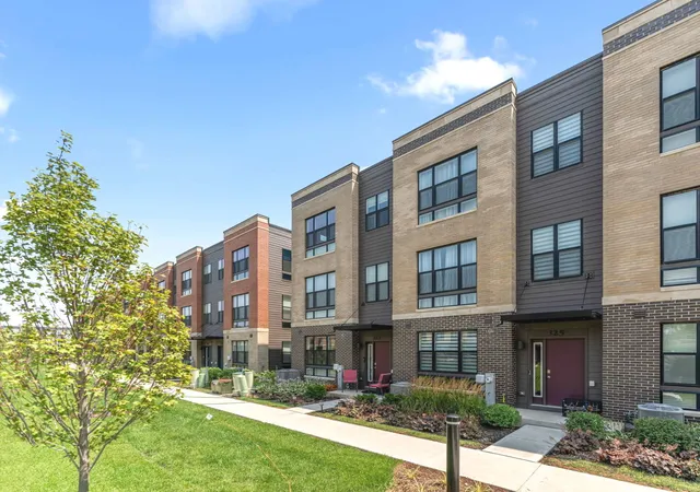 Photo 2 of Townhouse for sale at 323 Summit Cir, Lombard, IL 60148 | MLS# 12719828 | Listing updated on 2026-08-27