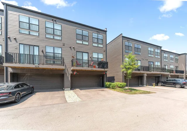 Photo 32 of Townhouse for sale at 323 Summit Cir, Lombard, IL 60148 | MLS# 12719828 | Listing updated on 2026-08-27