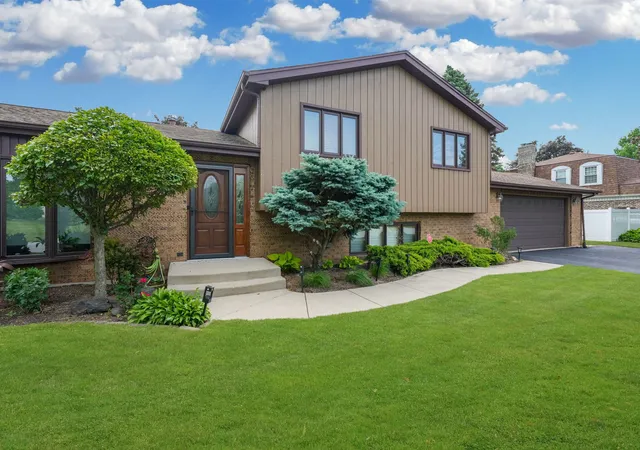 Photo 2 of Single family home for sale at 5n625 Santa Fe Trl, Bloomingdale, IL 60108 | MLS# 12719860 | Listing updated on 2026-08-26