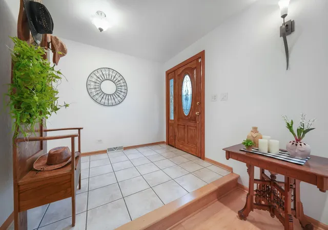 Photo 4 of Single family home for sale at 5n625 Santa Fe Trl, Bloomingdale, IL 60108 | MLS# 12719860 | Listing updated on 2026-08-26