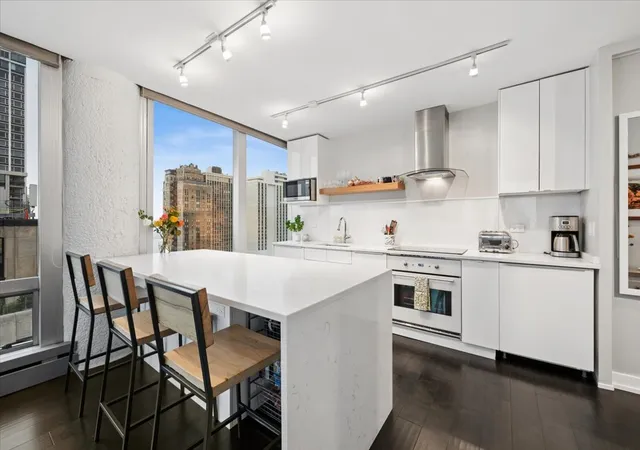 Listing Photo 5 - Condo for sale in building located at 1300 N Astor St, Chicago, IL 60610 - Unit #22B
