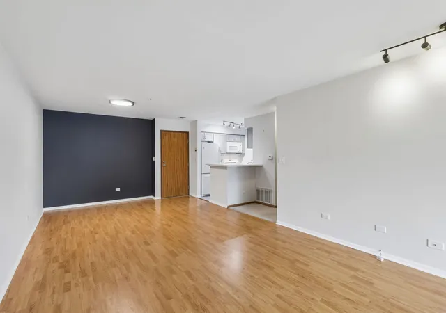 Listing Photo 4 - Condo for sale in building located at 641 Hapsfield Ln, Buffalo Grove, IL 60089 - Unit #103