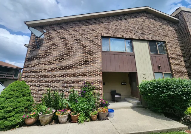 Photo 2 of Townhouse for sale at 1 Stony Crk Dr #1B, Palos Hills, IL 60465 | MLS# 12720220 | Listing updated on 2026-08-19