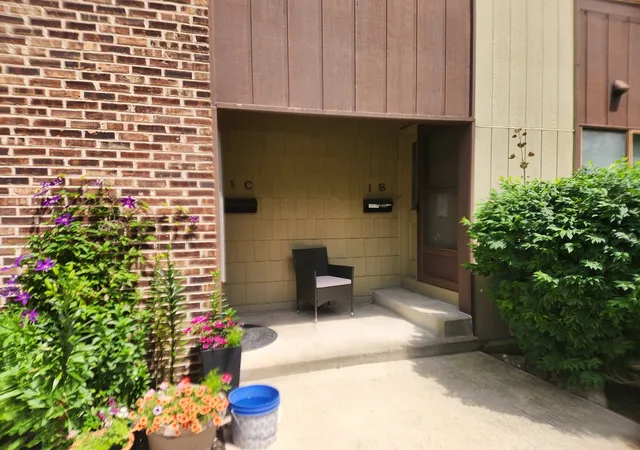 Photo 2 of Townhouse for sale at 1 Stony Crk Dr #1B, Palos Hills, IL 60465 | MLS# 12720220 | Listing updated on 2026-08-19
