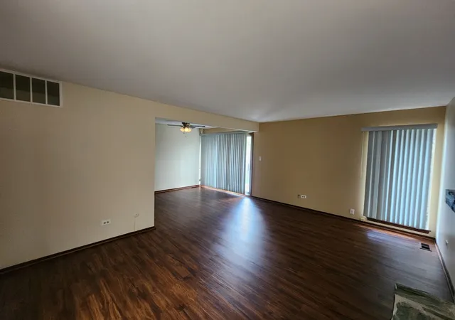 Photo 4 of Townhouse for sale at 1 Stony Crk Dr #1B, Palos Hills, IL 60465 | MLS# 12720220 | Listing updated on 2026-08-19