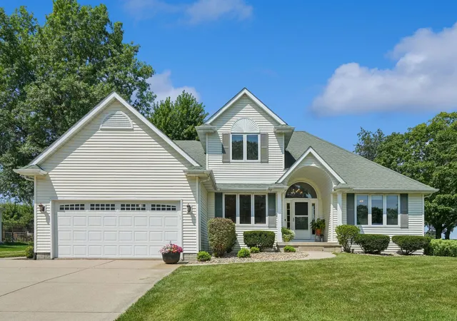 Photo 2 of Sale Pending at 39 White Pine Rd, Geneseo, IL 61254 | MLS# 12720357 | Listing updated on 2026-08-27