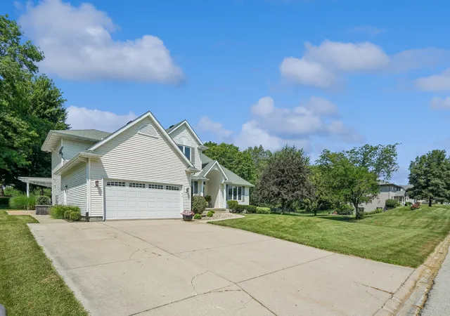 Photo 2 of Sale Pending at 39 White Pine Rd, Geneseo, IL 61254 | MLS# 12720357 | Listing updated on 2026-08-27