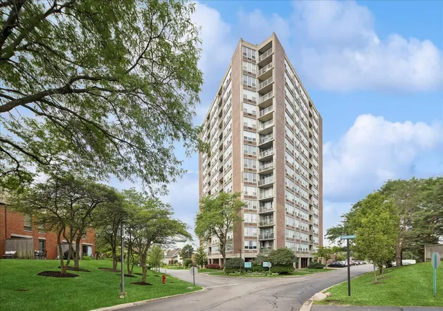 2nd image of 3925 Triumvera Dr #15G, Glenview, IL 60025 | MLS# 12720783