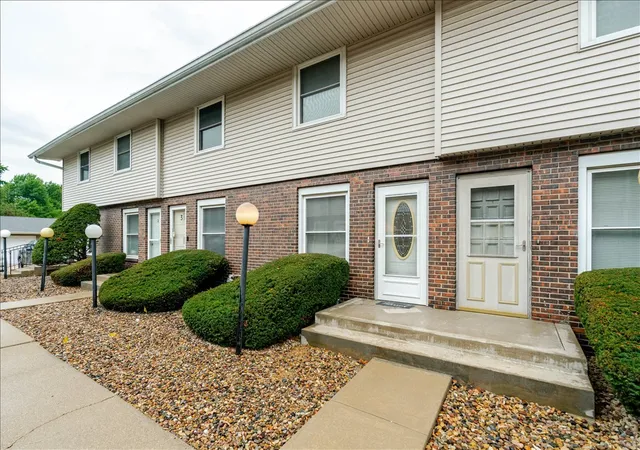3rd image of 103 S Towanda Ave #4, Normal, IL 61761 | MLS# 12720918