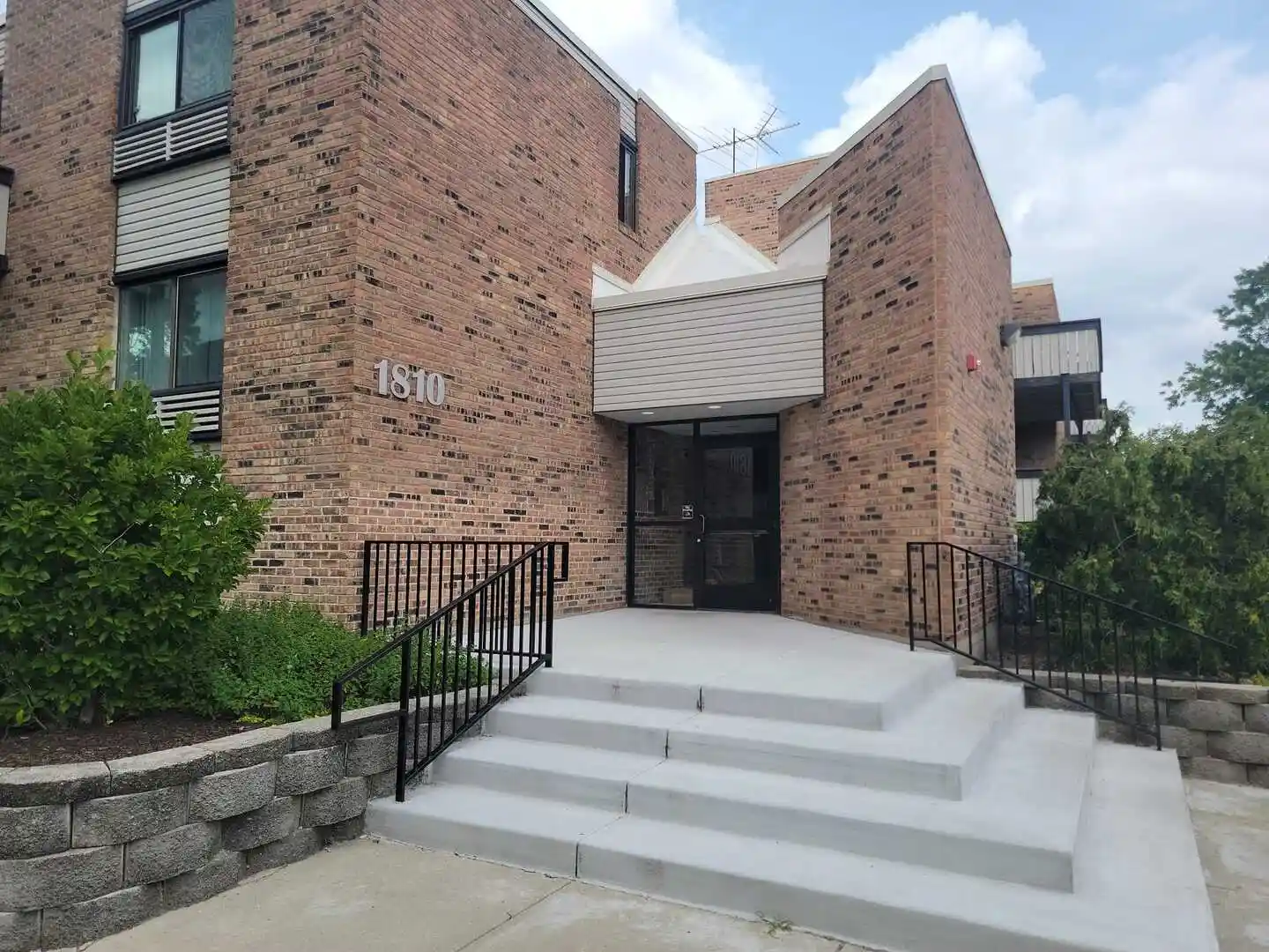Listing Photo 9 - Condo for sale in 1810 Hemlock Pl located at 1810 Hemlock Pl, Schaumburg, IL 60173 - Unit #204