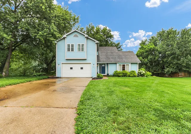 Photo 1 of Single family home for sale at 1207 Southwood Dr, Mahomet, IL 61853 | MLS# 12721135 | Listing updated on 2026-09-08