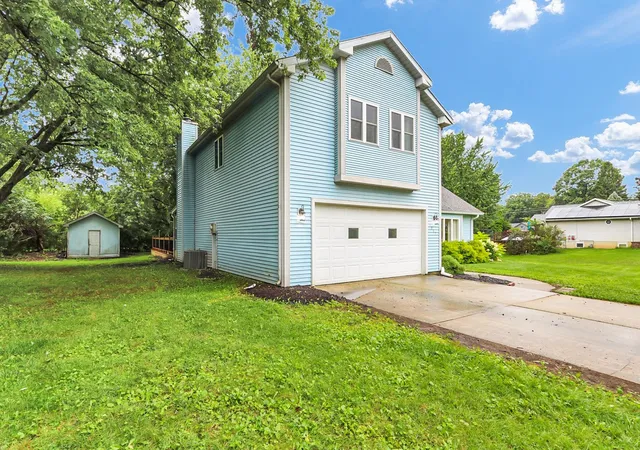 Photo 2 of Single family home for sale at 1207 Southwood Dr, Mahomet, IL 61853 | MLS# 12721135 | Listing updated on 2026-09-08