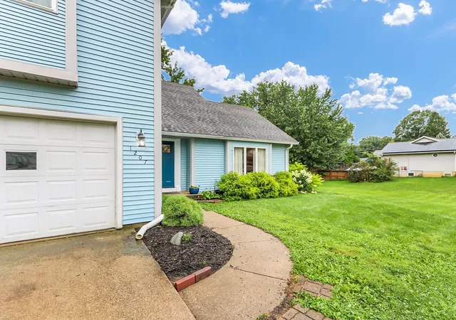 Photo 3 of Single family home for sale at 1207 Southwood Dr, Mahomet, IL 61853 | MLS# 12721135 | Listing updated on 2026-09-08