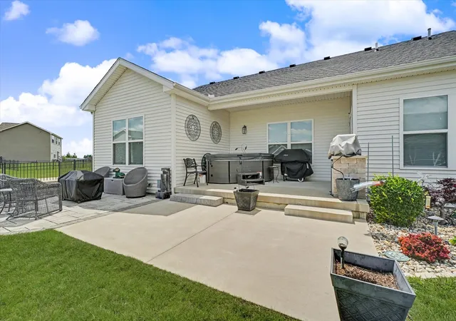 2nd image of 3916 Bay Cir, Champaign, IL 61822