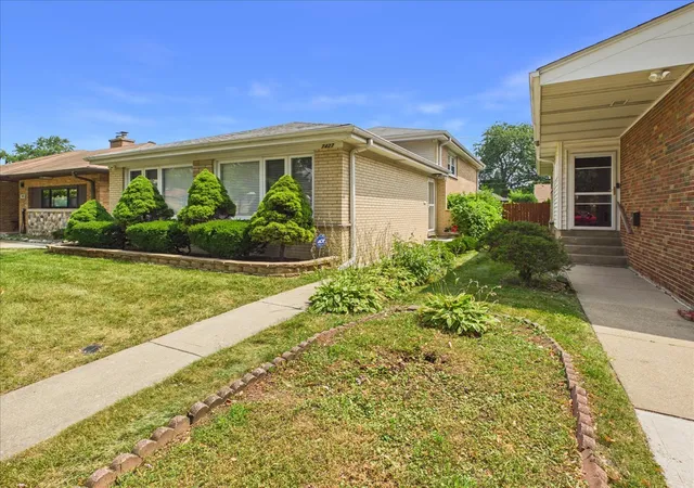 Photo 4 of Single family home for sale at 7427 Keeler Ave, Skokie, IL 60076 | MLS# 12721998 | Listing updated on 2026-09-25